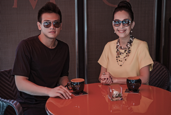 Mẫu nam Lâm Xuân Tiền thân thiết cùng “đàn chị” trong quán café. Chàng trai từng dự thi Vietnam’s Next Top Model 2015 nhưng sớm dừng chân ở vòng loại.